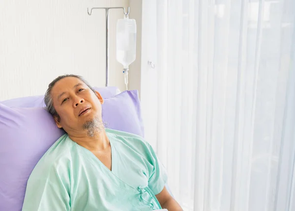 Äldre Patient Man Med Saltlösning Sitter Sängen Och Ser Olycklig — Stockfoto