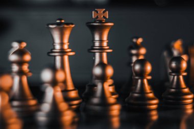 Satranç tahtası oyunu. Strateji fikirleri konsepti iş dünyası fütüristik grafik simgesi.