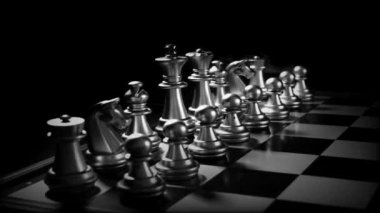 Bulanık arkaplanlı satranç tahtası oyunu ile iş oyunu rekabetçi stratejisi