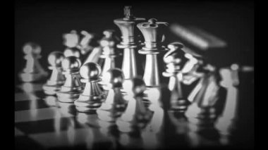 Bulanık arkaplanlı satranç tahtası oyunu ile iş oyunu rekabetçi stratejisi