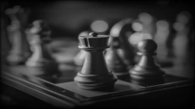 Bulanık arkaplanlı satranç tahtası oyunu ile iş oyunu rekabetçi stratejisi