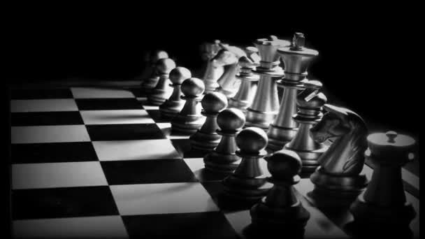 Affärsspel Konkurrensstrategi Med Schack Brädspel Med Suddig Bakgrund — Stockvideo