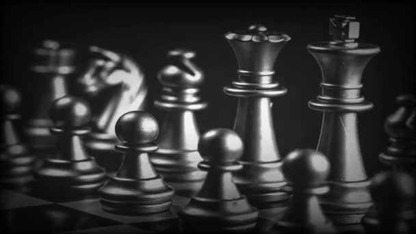 Affärsspel Konkurrensstrategi Med Schack Brädspel Med Suddig Bakgrund — Stockvideo