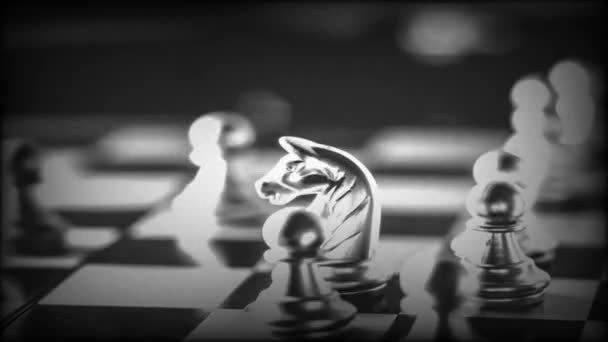 Business Game Competitieve Strategie Met Schaken Bordspel Met Wazige Achtergrond — Stockvideo