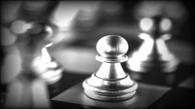 Bulanık arkaplanlı satranç tahtası oyunu ile iş oyunu rekabetçi stratejisi