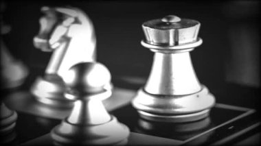 Bulanık arkaplanlı satranç tahtası oyunu ile iş oyunu rekabetçi stratejisi
