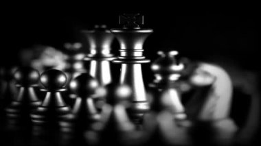 Bulanık arkaplanlı satranç tahtası oyunu ile iş oyunu rekabetçi stratejisi