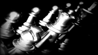 Bulanık arkaplanlı satranç tahtası oyunu ile iş oyunu rekabetçi stratejisi