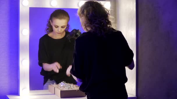 Junge europäische Mädchen fotografiert Kosmetik-Set — Stockvideo