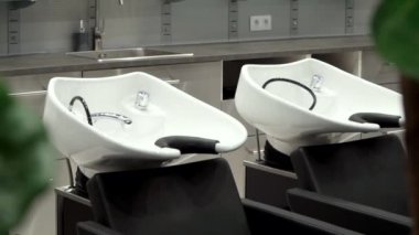 Bir kuaförde saç yıkamak için birkaç lavabo.