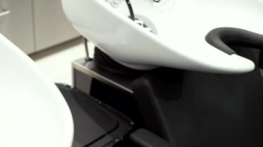 Bir kuaförde saç yıkamak için birkaç lavabo.