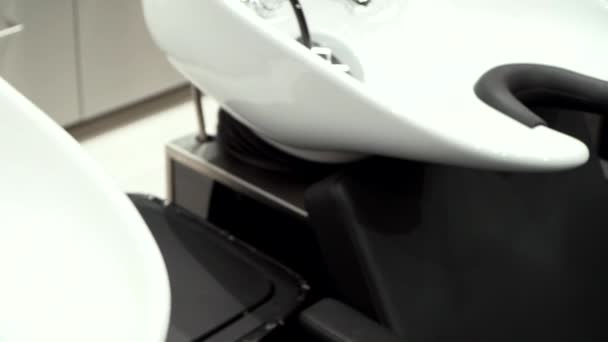 Mehrere Waschbecken zum Haarewaschen im Friseur — Stockvideo