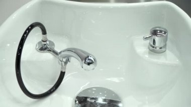 Bir kuaförde saç yıkamak için birkaç lavabo.