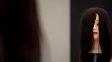 Manken kafası kuaförlük pratiği için