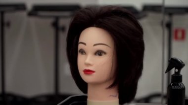 Manken kafası kuaförlük pratiği için