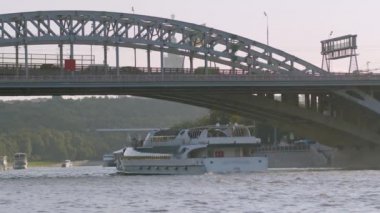 Gemi köprünün altındaki nehirden geçiyor.