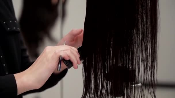 Blank meisje in zwart kleren snijdt het hoofd van een etalagepop — Stockvideo