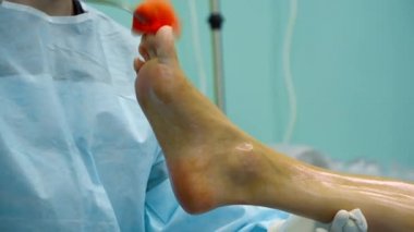 Cerrah ameliyattan önce hastaları tedavi eder.