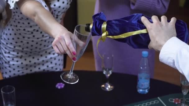El camarero vierte champán para un visitante — Vídeos de Stock