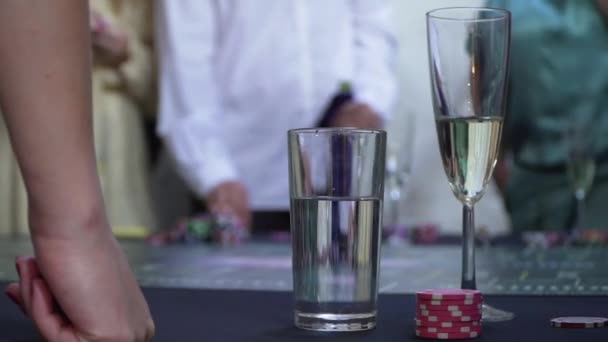 Келих шампанського на покерному столі — стокове відео