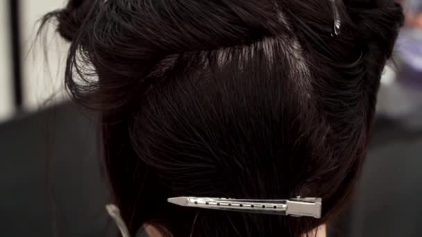 Манекеновая голова для тренировки парикмахерской — стоковое видео