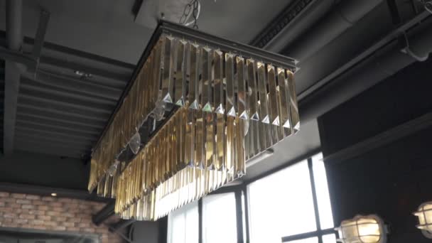 大阁楼大厅里不同寻常的吊灯 — 图库视频影像