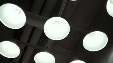 Ticari bir alanda birçok aynı aydınlatma.