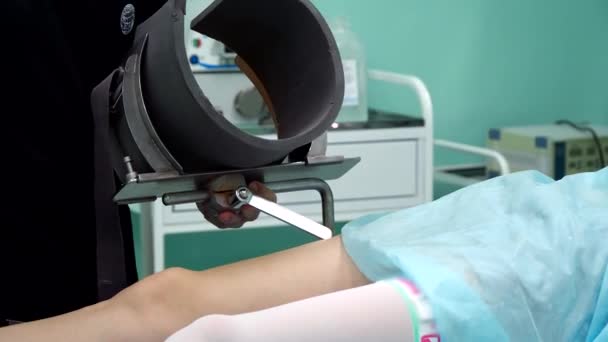 Перед операцией хирург ставит ногу пациента на опору — стоковое видео
