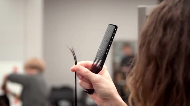 Fille caucasienne en vêtements noirs coupe la tête d'un mannequin — Video