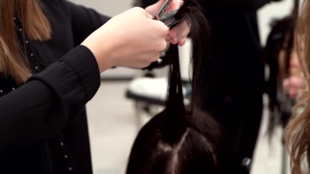 Ragazza caucasica in vestiti neri taglia la testa di un manichino — Video Stock