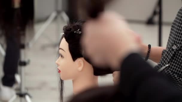 身穿黑衣的白人女孩砍下了一个人体模特的头 — 图库视频影像