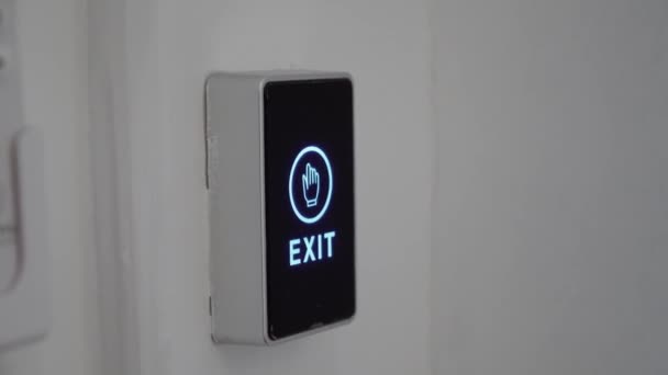 Çıkış için modern dokunmatik düğme — Stok video