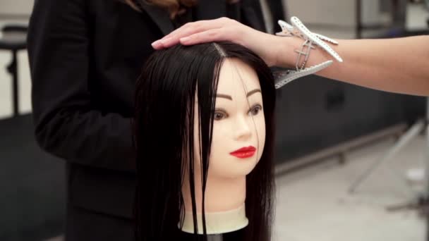 Белая девушка в черной одежде режет голову манекену. — стоковое видео