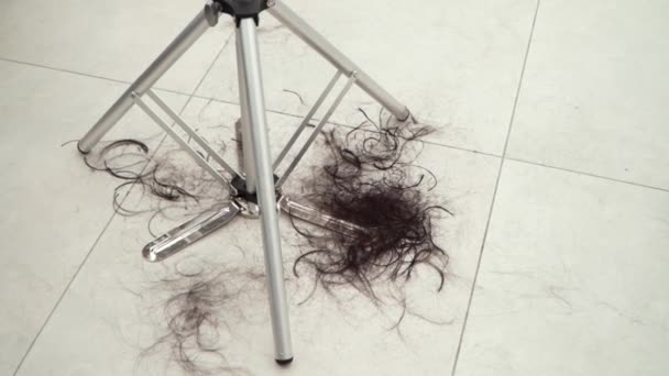 Pavimento sporco in un barbiere — Video Stock