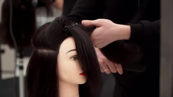 Kaukasier in schwarzer Kleidung schneidet den Schaufensterpuppen die Haare — Stockvideo