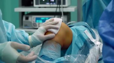 Cerrah, kamerayı yerleştirmek için diz eklemine bir kesik atar.