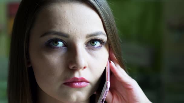 Joven chica caucásica hablando en un teléfono inteligente — Vídeo de stock