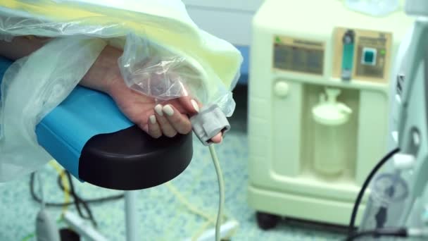 Ruka bělošky na operaci v klinické nemocnici — Stock video