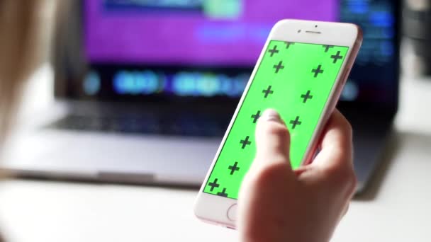 Θηλυκό χέρι παπύρους την ταινία σε ένα smartphone. πράσινη οθόνη με ανιχνευτές — Αρχείο Βίντεο