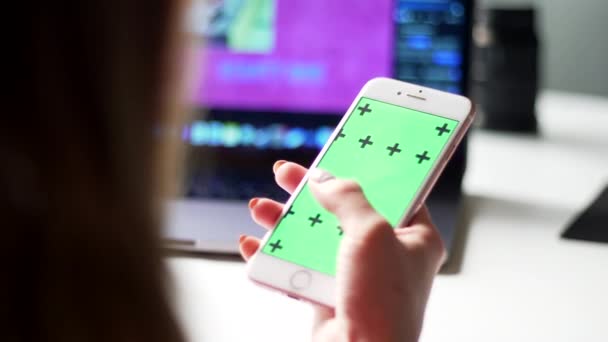 Θηλυκό χέρι παπύρους την ταινία σε ένα smartphone. πράσινη οθόνη με ανιχνευτές — Αρχείο Βίντεο