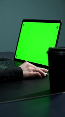 dikey video. Kadın eli bilgisayar faresinde. yeşil ekran. 