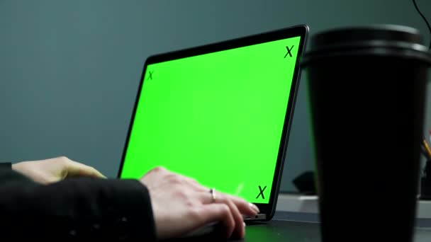 Θηλυκό χέρι σε ένα ποντίκι υπολογιστή. Κοντινό πλάνο. χρωμάκη — Αρχείο Βίντεο