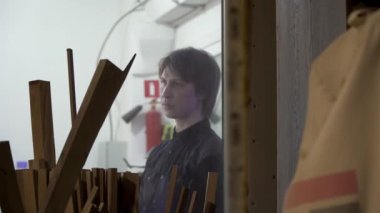 Patron pencereden bakıyor.