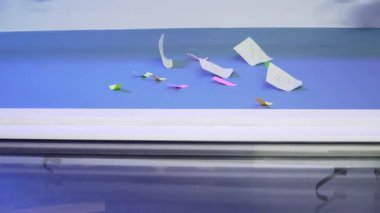 Yakın plan. Bir erkek eli duvara etiket yapıştırıyor. 