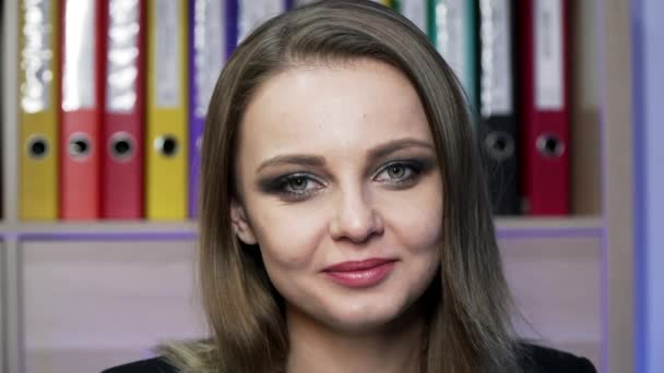 Ung kaukasisk kvinna tittar på kameran och ler — Stockvideo