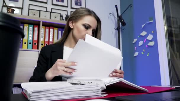 Buchhalter erstellt einen Bericht. Frauen blättern in einem Ordner mit Papieren — Stockvideo
