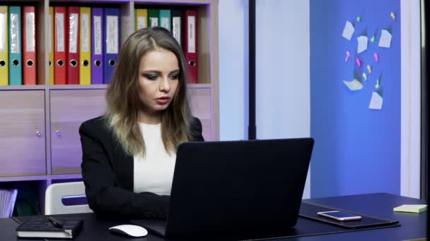 European girl is typing text on the laptop — Stock Video