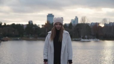  Kız avuçlarını soğuktan ovalıyor.