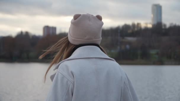 Girl walks along the stunning embankment — Stock Video