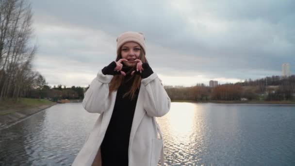 Chica muestra el corazón con sus manos — Vídeo de stock
